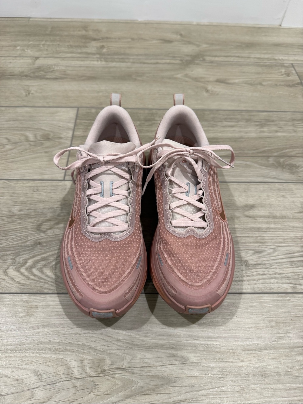 Women’s Nike Vomero Plus Rose Gold Running Sneakers- Size 8.5 - Picture 3 of 6